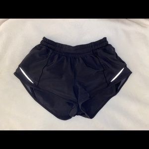 black, 2.5in hotty hot lululemon shorts, size 4